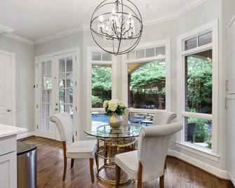 Modern Tudor with Pool & Backyard Oasis on the M Streets in the Heart of Dallas - Dallas - Dining room