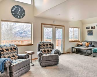 Alaskan Mountain Gem with Private Hot Tub and Gym! - Eagle River - Salon