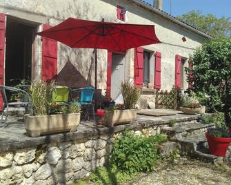 Le Champ Des Etoiles - Saint-Sylvestre-sur-Lot - Patio