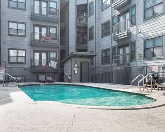 Charming and Spacious Apt in Austin with a Pool - Austin