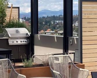 #148 Beautiful1 bed condo on Tyee Rd EV parking! - Victoria - Balkong