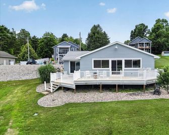 Waters Edge on Big Pine Island - Trampoline - Sandy Beach - Arcade Games - Belding - Building