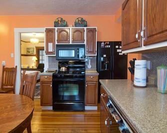 Renovated Sunny 1400sf 4 Bedroom Victorian Style Apartment, Street Parking - Boston - Cucina