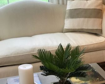 The Orchard House & Cafe - Freeport - Salon