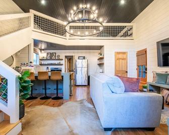 The Treehouse, 2BR Hideaway by Velvet Ditch Villas - Batesville - Wohnzimmer
