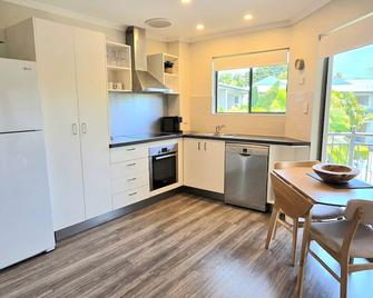 Noosa River Retreat Holiday Apartments - Noosa Heads - Kitchen