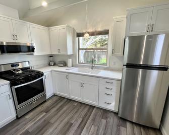 11th Street Studio~Stylish & 3 blocks Plaza! - Arcata - Kitchen