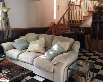 Two Person Rental On Water 3 miles from Downtown Mystic - Groton - Living room