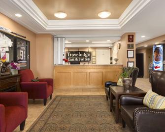 Travelodge by Wyndham Spruce Grove - Spruce Grove - Lobby