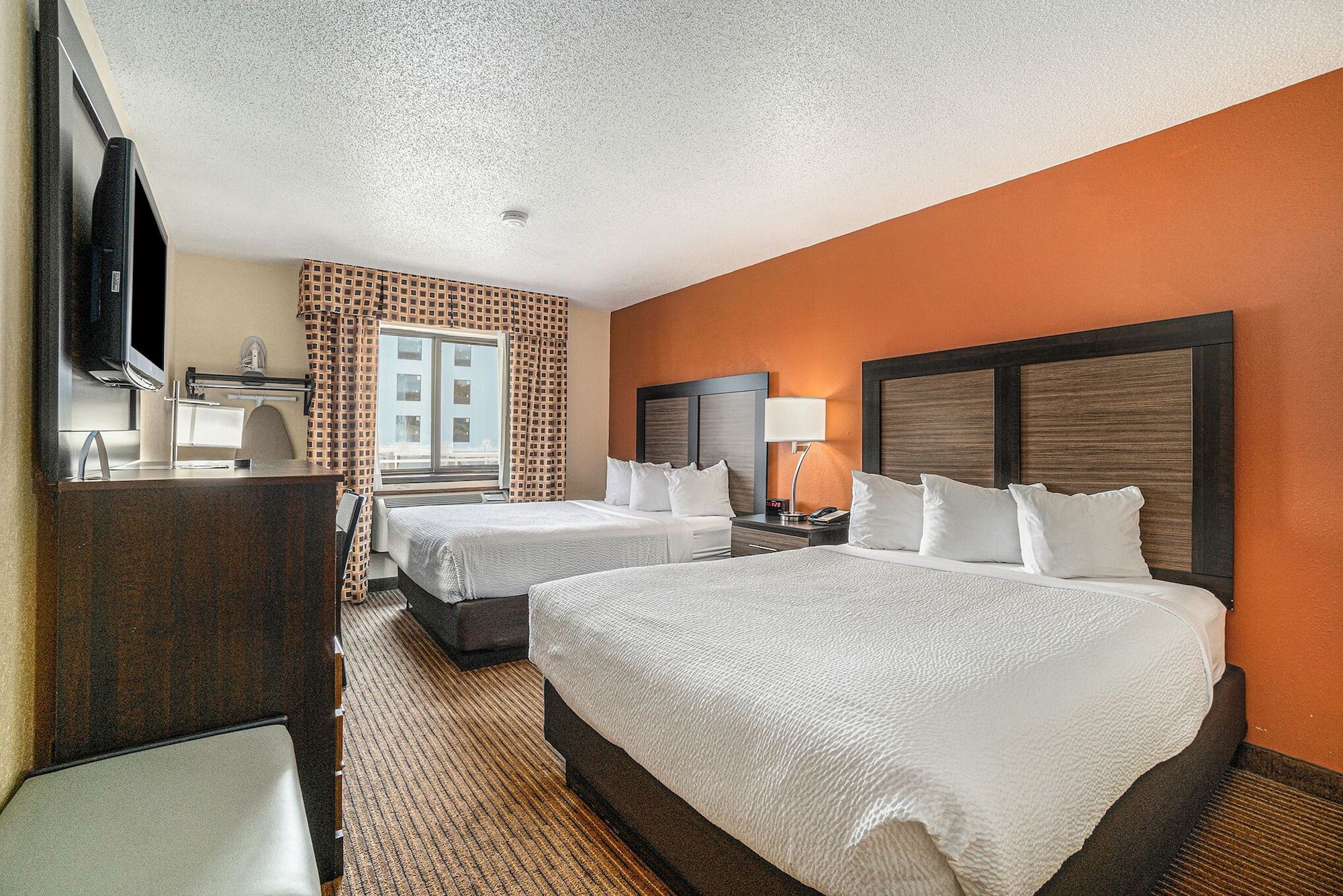 Days Inn & Suites by Wyndham Traverse City - Traverse City - Schlafzimmer