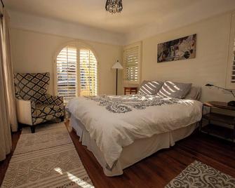 Casita de las Brisas - Steps to the beach, the bay and Second Street - Long Beach