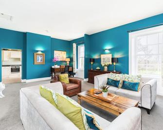 Judges Lodgings Hotel Apartments Gloucester Docks with Secure Parking - Gloucester - Living room