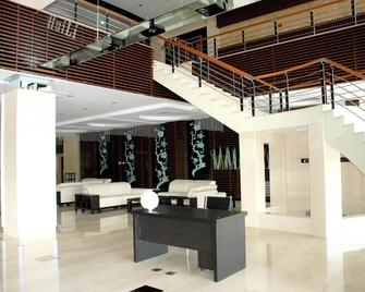 Huili Business Hotel - Джіаюгуан - Лоббі