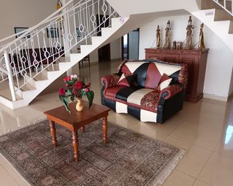 Villa Venety's - Lembang - Wohnzimmer