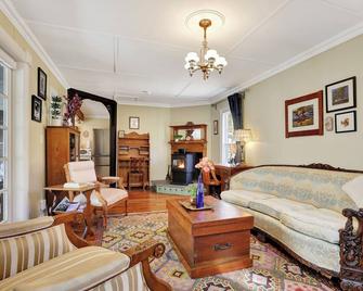 Timeless Pineview Cottage Hot Tub & Pet Friendly - Pine - Sala de estar