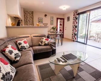 Charming gîte with pool and park garden - Saint-Maurin - Living room