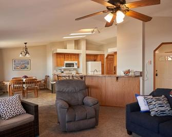 Sandy Toes Retreat- Private beach on Little Bay de Noc! - Escanaba - Living room