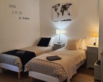 Charming estate for 16 people with swimming pool and large garden - Le Gua - Schlafzimmer