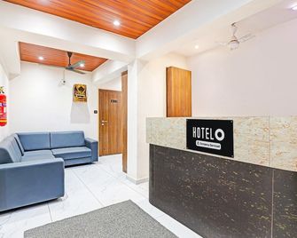 Deluxebutler Road Near Maripur Chowk - Surat - Front desk