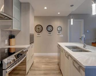 Gorgeous Victoria Downtown Hideaway - Victoria - Kitchen
