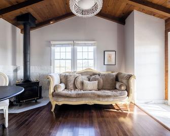 6 bdrm Farmhouse Estate with pool, bocce, pickle ball, hot tub & more! - San Martin - Living room