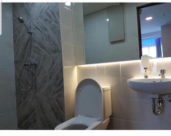 2 Bed Room Amazing Sea View Condo 80sqm Fast Internet - Jakarta - Bathroom
