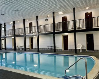 Beacon Inn and Suites - Lincoln - Havuz