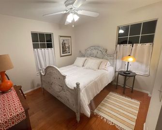 Cute, clean, 2B.2ba Home in Historic district -Near bayou & Craig Park. - Tarpon Springs - Slaapkamer