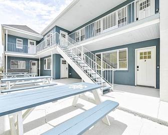 318 E Youngs Ave Unit 4 Charming Salty Shore Retreat Your Perfect Getaway - Wildwood - Patio