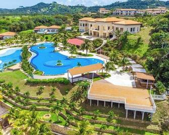 Pristine Bay Resort - Coxen Hole - Piscina