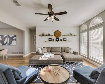 Luxury 5 BR Jacuzzi Gym Near Lake for large Fam - Rowlett - Living room
