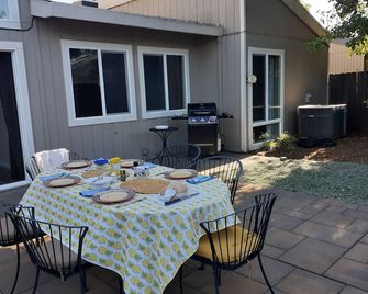 Home Away from Home/Newly updated/Walking distance to Green Belt parks and shops - Davis - Patio