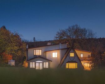 Private 73 acre getaway with a huge spacious house, forest trails + private lake - Liberty - Bâtiment