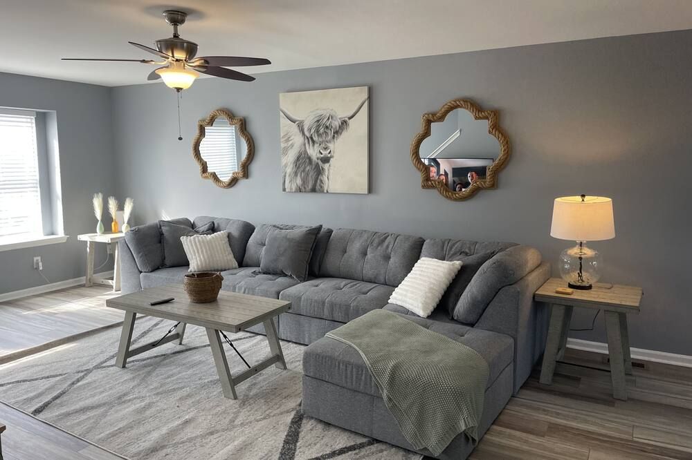 Spacious 4 Bedroom Townhouse- Location, Location! - مدلتاون (ديلاوير) - غرفة معيشة