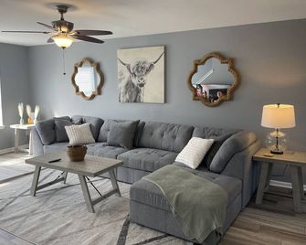 Spacious 4 Bedroom Townhouse - Middletown - Living room