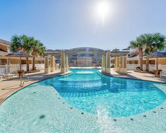 Coastal Vibe Retreat with Two Heated Pools, Steps from the Beach - Corpus Christi - Piscina