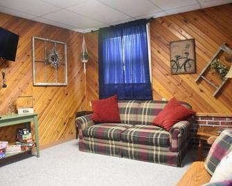 Mulholland Garden Apartment - Nauvoo - Living room