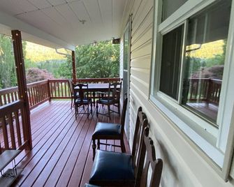 Cozy and Cute cottage with yard 10 minutes from Nelson - Nelson - Balkon