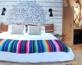 Luxury retreat w/ private deck, garden, firepit on organic farm - Gardiner