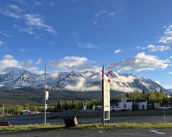 Kluane Park Inn - Haines Junction - Extérieur