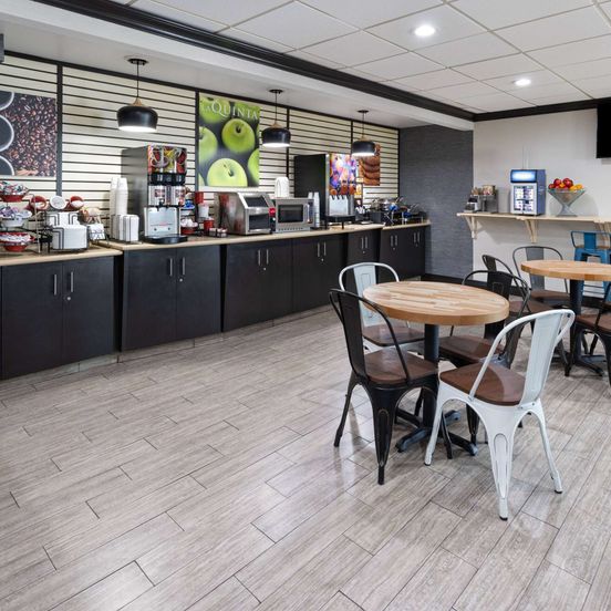 La Quinta Inn by Wyndham Buffalo Airport image 1