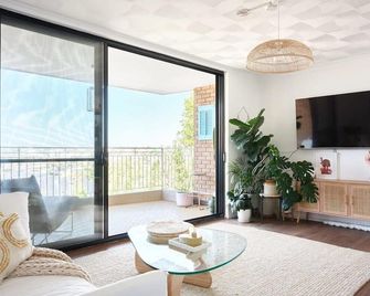 Bondi Oceanview Escape - North Bondi - Living room