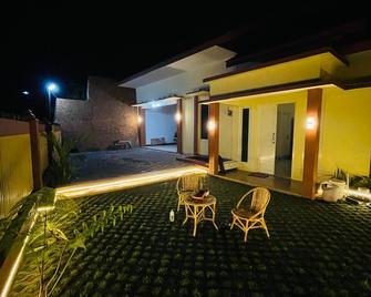 Villa Queena 4 Kamar Tidur (5 Bed) - Trawas - Patio