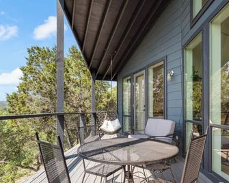 Sunset Waterfront Escape w/ Pool & River Views, Minutes to Lake Travis! - Volente - Balcony