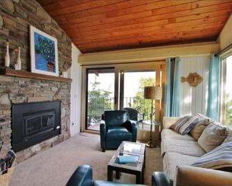 'Sunrise & Serenity' Perched Right On North Shore's Lake Superior Shoreline - Tofte - Living room