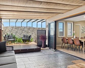 The Pet Friendly Pool House - Toukley - Living room