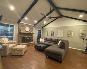 Pet Friendly! Home in Brandon SW - Brandon - Living room