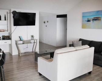 Waterfront House at Keystone Lake (Sauna & More) - Sand Springs - Living room