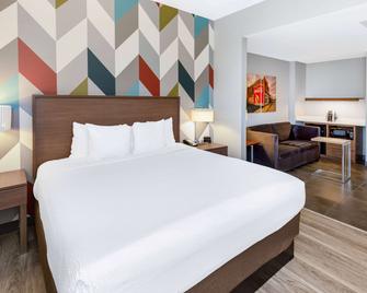 La Quinta Inn & Suites by Wyndham Tulsa Downtown/Route 66 - Tulsa - Bedroom