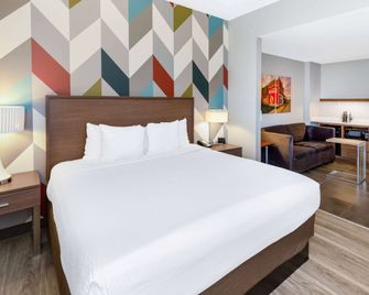 La Quinta Inn & Suites by Wyndham Tulsa Downtown/Route 66 - טולסה - חדר שינה